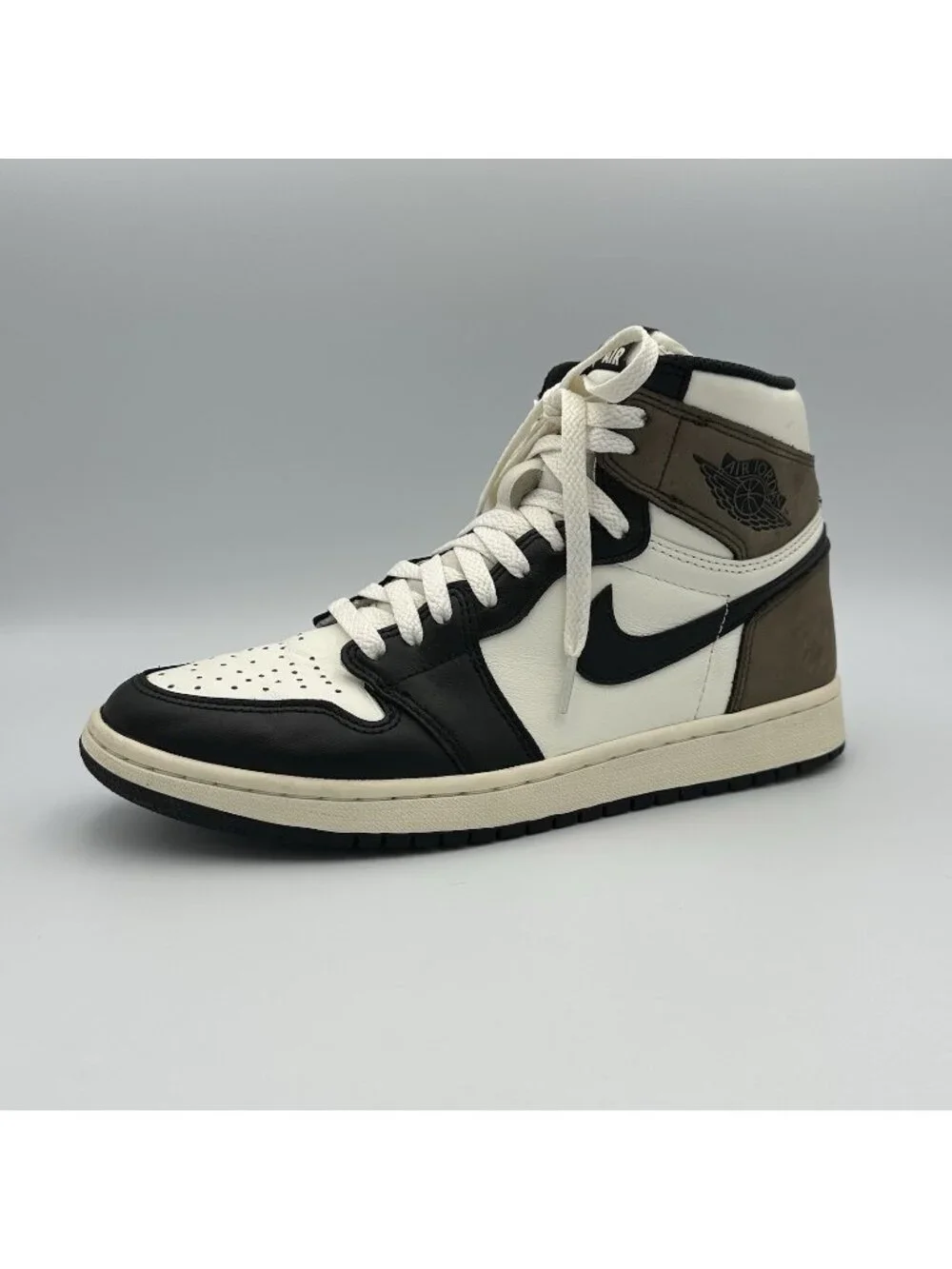Nike Air Jordan 1 Retro Men’s Size 9 US White High Sneakers 555088-105